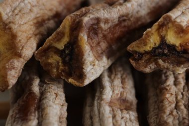 Yığın Snack kurutulmuş muz. Makro portre. Tropikal organik doğal sağlık vitaminler.