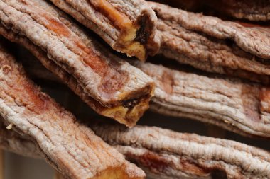 Yığın Snack kurutulmuş muz. Makro portre. Üstten görünüm.