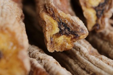 Yığın Snack kurutulmuş muz. Makro portre. Tatlı lezzetli tropikal çöl.