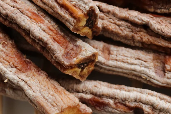 Yığın Snack kurutulmuş muz. Makro portre. Üstten görünüm.