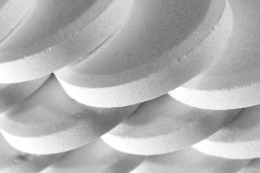 Büyük beyaz ilaç tablet duvar. Eczane hapları arka plan. Siyah ve beyaz. Makro bakış.