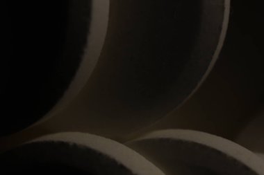 Büyük ilaç tablet birbirinin üstüne koyu arka planda dur. Makro bakış.