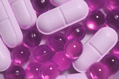 Beyaz tıp tablet leylak kapsül ile. Eczane hapları arka plan. Makro portre. Üstten görünüm.