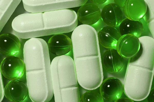 Λευκή Ιατρική Δισκία Πράσινο Κάψουλες Φαρμακείο Χάπια Φόντο Μακροεντολή Κινηματογράφηση — Φωτογραφία Αρχείου