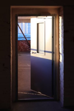 Ev ortak balkon çıkış kapısı