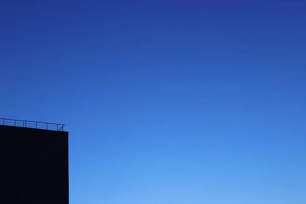 Haus Ecke Silhouette Auf Blauem Himmel Hintergrund — Stockfoto