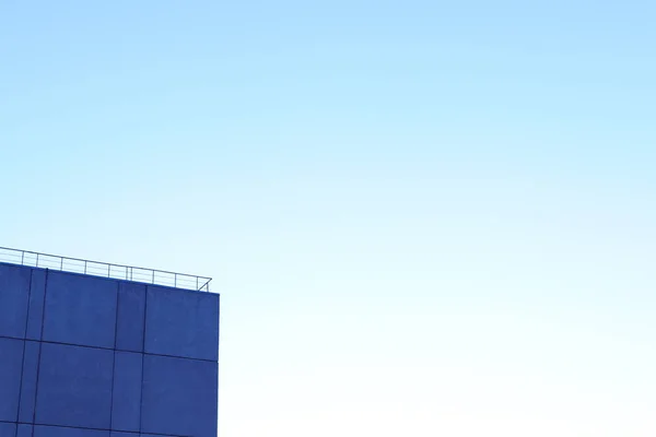 Haus Ecke Auf Blauem Himmel Hintergrund — Stockfoto