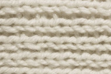 Beyaz yün örgü doku. Tığ işi dokuma boyunca yatay satır ayrıntılı. Kazak Tekstil arka plan. Makro bakış.