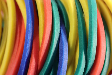 Birçok renkli lastik arka plan doku. Para için diş etleri. İş ofis ekipmanları kavramı. Makro bakış.