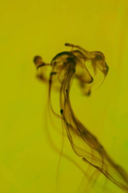 Su mürekkep damla sanat. Soyut boya bulutlar damla.