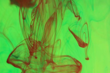 Mistik damla eğrileri suda. Sıvı fantezi sanat bulutlar. Arka plan.