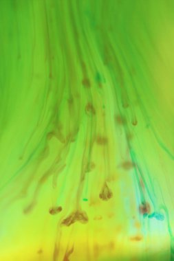 Düşen su damlaları boya renkli. Soyutlama arka plan.