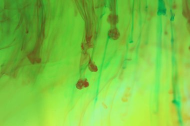 Renkli mürekkep damla suya düşüyor. Soyutlama arka plan.