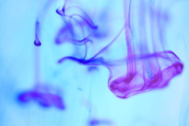 Renkli mürekkep suya düşer. Ortam arka plan.