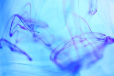 Mürekkep suya düşer. Ortam arka plan.