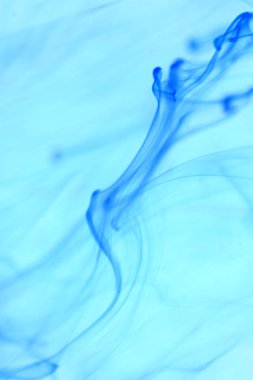 Mavi ortam boya güzelleşmek soyutlama. Sanatsal su damla eğrileri. Yumuşak arka plan.