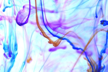 Mürekkep girdap hatları su arka planda düşer.