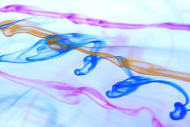 Renkli mürekkepler su hatlarında girdap. Yumuşak arka plan.