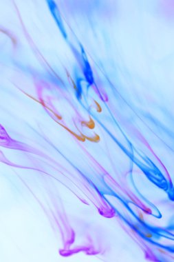 Renkli mürekkep hatları su akışında. Sanatsal su damla hareketi.