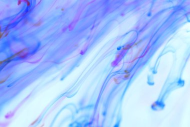 Düşen mürekkep damlası hareket dinamik su. Yumuşak ortam arka plan.