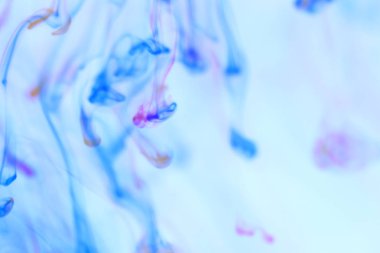 Düşen mürekkep damlası hareket dinamik su sıvı Fantasy. Yumuşak ortam arka plan.