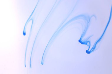 Su damla dinamik hareket satırında mürekkep. Yumuşak arka plan.