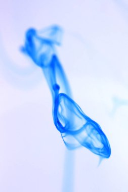 Mürekkep damla sanatsal dinamik hareket su. Yumuşak arka plan.