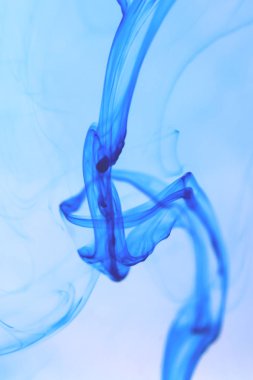 Mavi boya damla su dinamik hareket. Arka plan