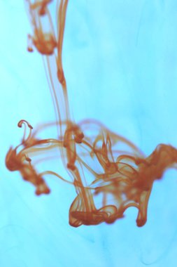 Turuncu mürekkep damla dinamik hareket. Ortam arka plan.