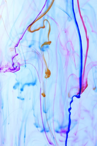 Sıvı fantezi renkli mürekkepler Art satırları. Ortam arka plan.