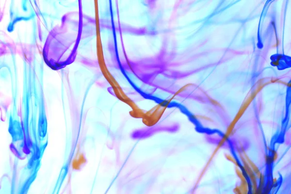 Mürekkep girdap hatları su arka planda düşer.