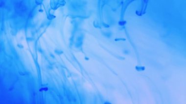 Ortam düşen mavi mürekkep su arka planda damla