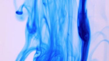 Mavi mürekkep damlası hareket dinamik suya düşüyor. Ortam arka plan.