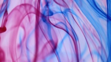 Ortam düşen mürekkep damla su renkli. Yumuşak arka plan.