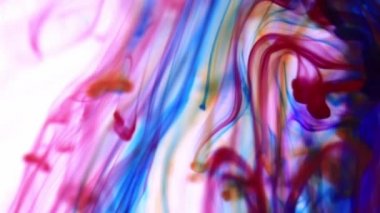 Renkli mürekkepler su hatları dinamik çekimde. Yumuşak ortam arka plan.