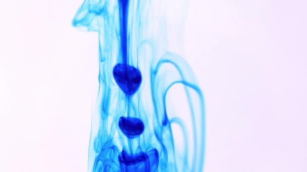 Umgebende Fallende Blaue Tinte Fällt Ins Wasser Weicher Hintergrund — Stockvideo