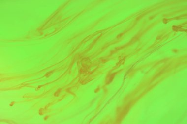 Düşen mürekkep damlası hareket dinamik su. Yumuşak ortam arka plan.