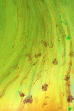 Düşen mürekkep damlaları dinamik hareket su renkli. Yumuşak ortam arka plan.