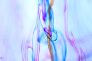 Renkli mürekkep damlası hareket dinamik düşüyor. Ortam yumuşak arka plan.