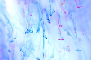 Düşen su altı boya damla dinamik hareket renkli. Yumuşak ortam arka plan.