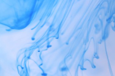 Ortam mürekkep damlası hareket dinamik düşüyor. Yumuşak arka plan.