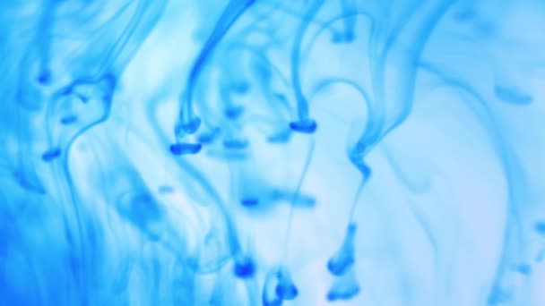 L'encre tombante laisse tomber le mouvement dynamique. Contexte abstrait doux .