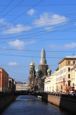 Griboedov kanal çıkabilir. St. Petersburg binaların cephe. Kan üzerinde İsa Katedrali.