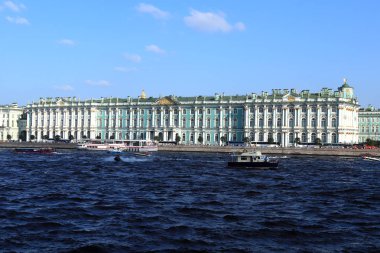 Kışlık Sarayın cephesi. Neva Nehri çıkabilir. Hermitage Müzesi. St. Petersburg.