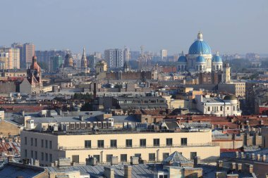 Binaların çatıları cityscape sahne. Saint-Petersburg mimarisi. Izmaylovsky Katedrali Trinity Katedrali kubbeleri