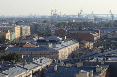 Çatılar cityscape sahne vinçler ile ufuk üzerinde bina..