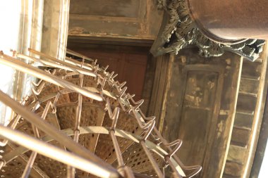 Demir döner merdiven ayağı ile. İshak Cathedral Colonnade. Saint-Petersburg.