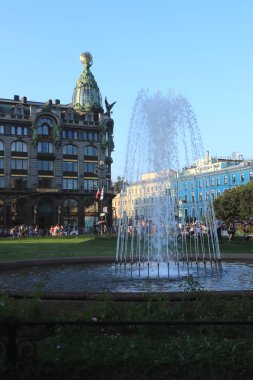 Kazan Katedrali Çeşmesi. Kitap evin cephe. Saint-Petersburg.