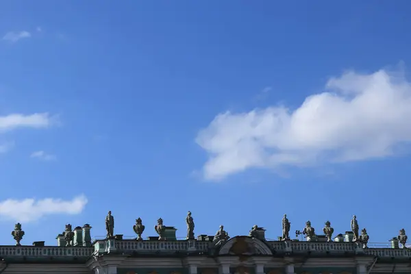 冬季宫殿的屋顶上有雕像和花瓶 冬宫博物馆 — 图库照片