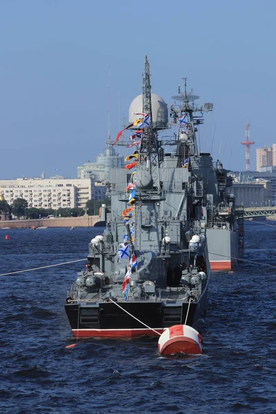 軍艦は ネヴァ川に係留されました 船尾船の ロシア海軍の日 セント ピーターズバーグ — ストック写真